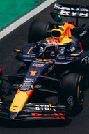 Monoplaza de F1 en pista, ilustrando el mercado de pilotos 2027 de Checo Pérez y Carlos Sainz