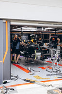 Mecánicos trabajando en un monoplaza de Fórmula 1 en el garaje, imagen ilustrativa del trabajo interno de Ferrari con Hamilton y Leclerc