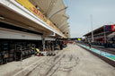 Pit lane de Fórmula 1 con los garajes en preparación, imagen ilustrativa del nuevo jefe de Checo Pérez en Cadillac