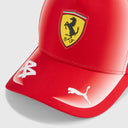 Detalle de la gorra oficial Ferrari F1 2026 de Lewis Hamilton con logotipo Scuderia Ferrari.